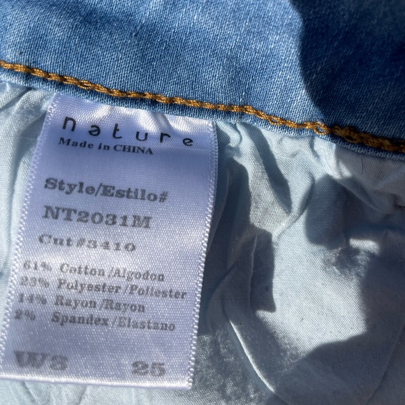 embroidered jeans🌙 light to mid wash denim with distressed hems and rips - Picture 9 of 9